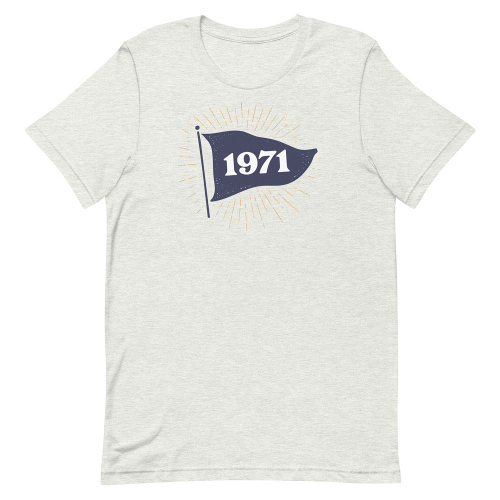 Vintage style 1971 flag tee in the color ash. Navy flag with 1971 text in the middle of the flag.