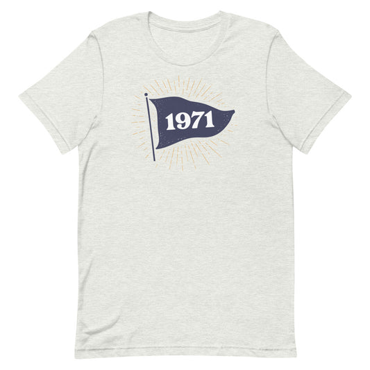 Vintage style 1971 flag tee in the color ash. Navy flag with 1971 text in the middle of the flag.